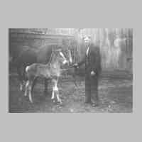005-0015 Der polnische Hilfsarbeiter bei den Pferden im Hof des Anwesen Schwiderowski .JPG
